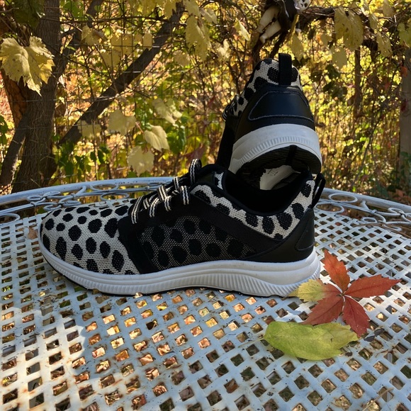 FUN! Avia spotted sneakers, women’s 8.5 - Picture 2 of 6